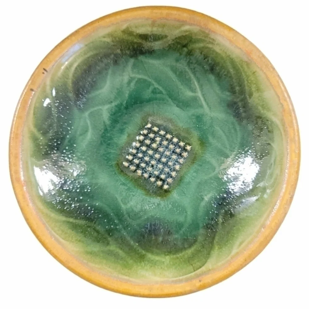 Allen Dittton Green Pottery Garlic Grater Zester Plate/Dish 2019 - Diameter 7